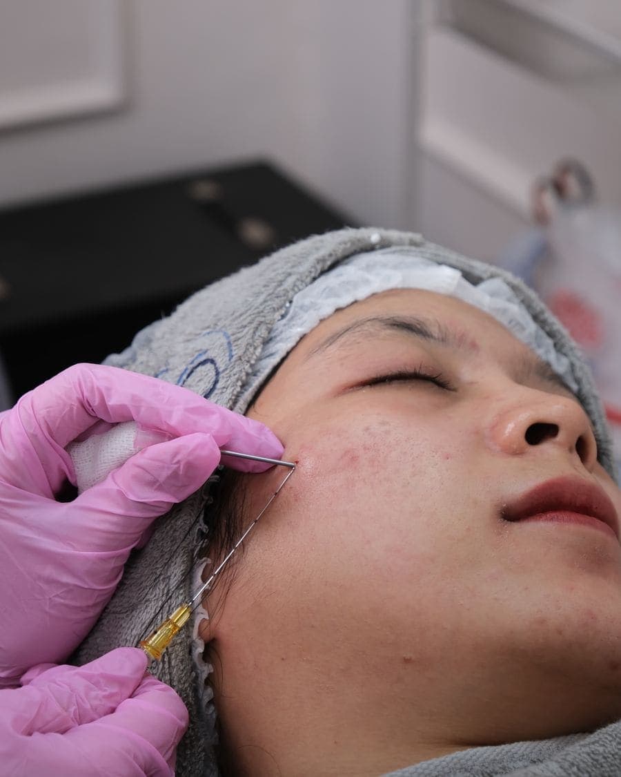 Cejas laminadas con el vello peinado hacia arriba y acabado brillante
